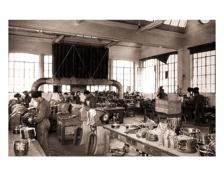 The cleaning and polishing workshop in a photo from the 1940s